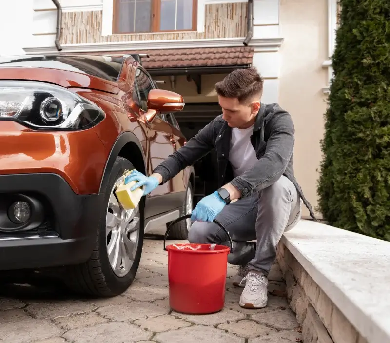 Lavage auto à domicile Luché-Pringé : professionnel intervenant sur un véhicule